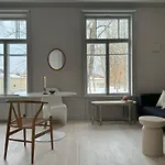 Uniikki Ja Tunnelmallinen Empireasunto Haemeenlinnan Ydinkeskustassa Hämeenlinna