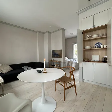 Uniikki Ja Tunnelmallinen Empireasunto Haemeenlinnan Ydinkeskustassa *