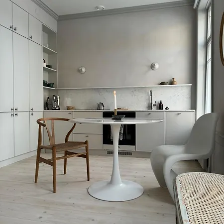 Uniikki Ja Tunnelmallinen Empireasunto Haemeenlinnan Ydinkeskustassa * Хямеэнлинна