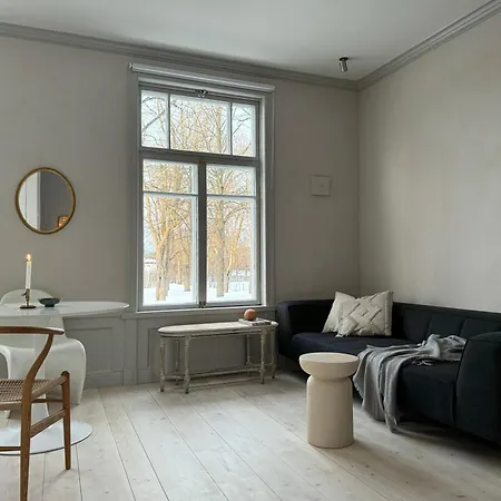 Uniikki Ja Tunnelmallinen Empireasunto Haemeenlinnan Ydinkeskustassa Lägenhet