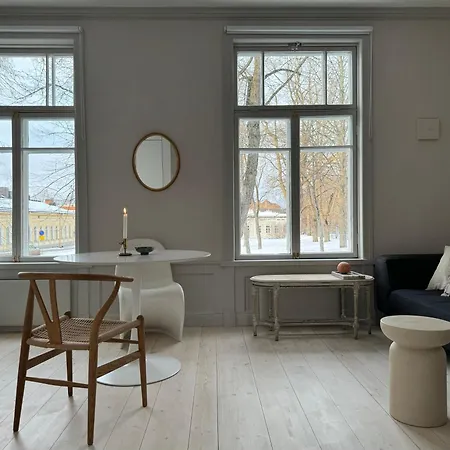 Uniikki Ja Tunnelmallinen Empireasunto Haemeenlinnan Ydinkeskustassa Хямеэнлинна