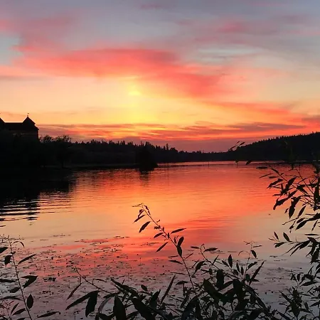 Uniikki Ja Tunnelmallinen Empireasunto Haemeenlinnan Ydinkeskustassa
