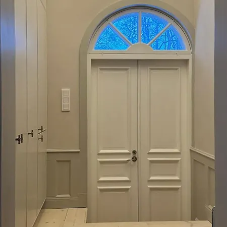 Uniikki Ja Tunnelmallinen Empireasunto Haemeenlinnan Ydinkeskustassa *