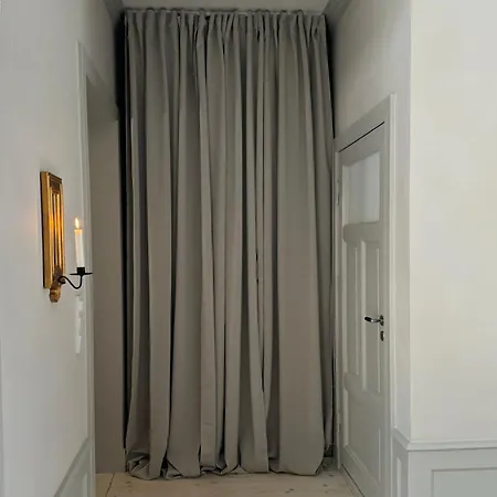 Uniikki Ja Tunnelmallinen Empireasunto Haemeenlinnan Ydinkeskustassa Апартаменты Хямеэнлинна