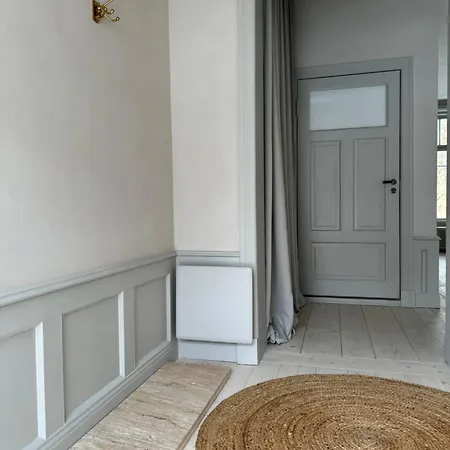 Lägenhet Uniikki Ja Tunnelmallinen Empireasunto Haemeenlinnan Ydinkeskustassa