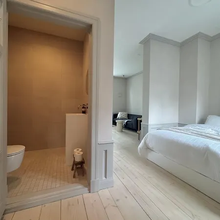 Uniikki Ja Tunnelmallinen Empireasunto Haemeenlinnan Ydinkeskustassa *