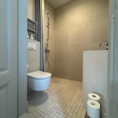 Uniikki Ja Tunnelmallinen Empireasunto Haemeenlinnan Ydinkeskustassa