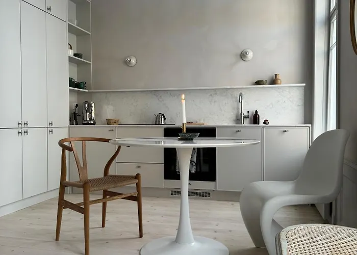 Uniikki Ja Tunnelmallinen Empireasunto Haemeenlinnan Ydinkeskustassa * Hämeenlinna