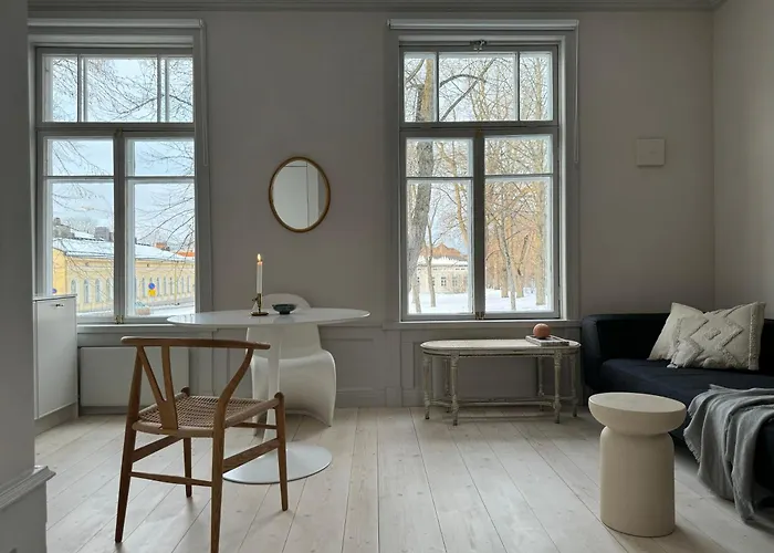 Uniikki Ja Tunnelmallinen Empireasunto Haemeenlinnan Ydinkeskustassa Hämeenlinna