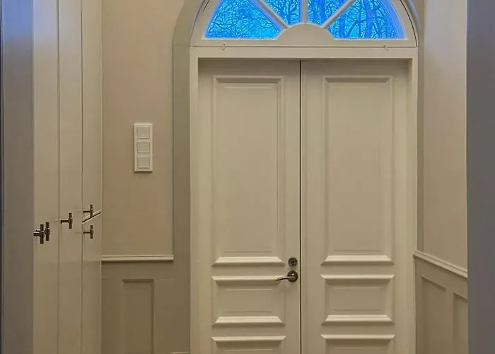 Uniikki Ja Tunnelmallinen Empireasunto Haemeenlinnan Ydinkeskustassa *