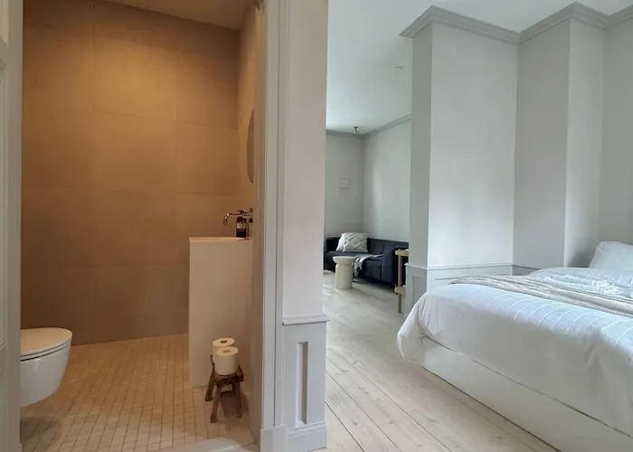 Uniikki Ja Tunnelmallinen Empireasunto Haemeenlinnan Ydinkeskustassa *