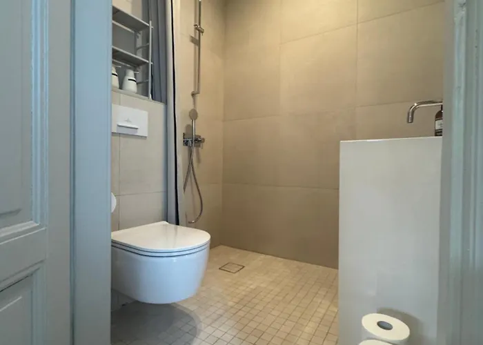 Uniikki Ja Tunnelmallinen Empireasunto Haemeenlinnan Ydinkeskustassa